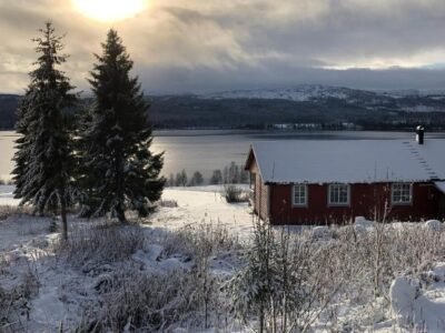 Nyrestaurert og koselig hytte ved Skjelbredvatnet.