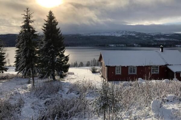Nyrestaurert og koselig hytte ved Skjelbredvatnet.