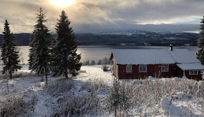 Nyrestaurert og koselig hytte ved Skjelbredvatnet.