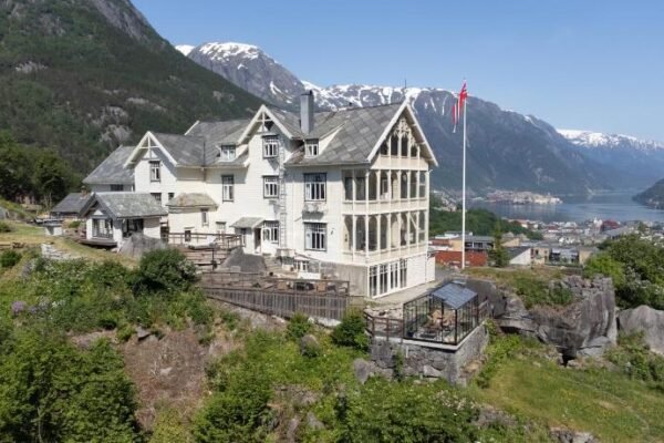 The Perfect 10-Day Norway Road Trip: Route, Stops & Hotels