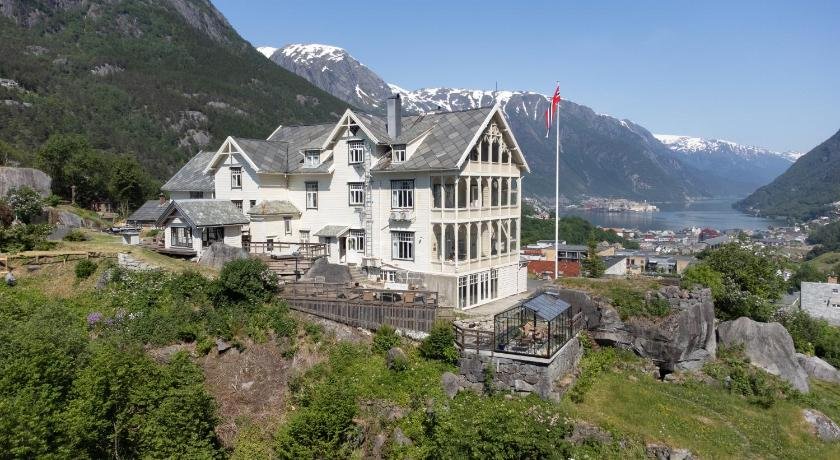 The Perfect 10-Day Norway Road Trip: Route, Stops & Hotels