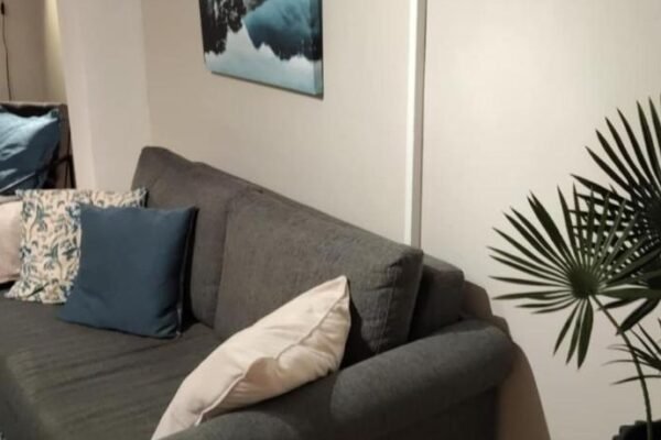 In the middle of the city, garden and parking!