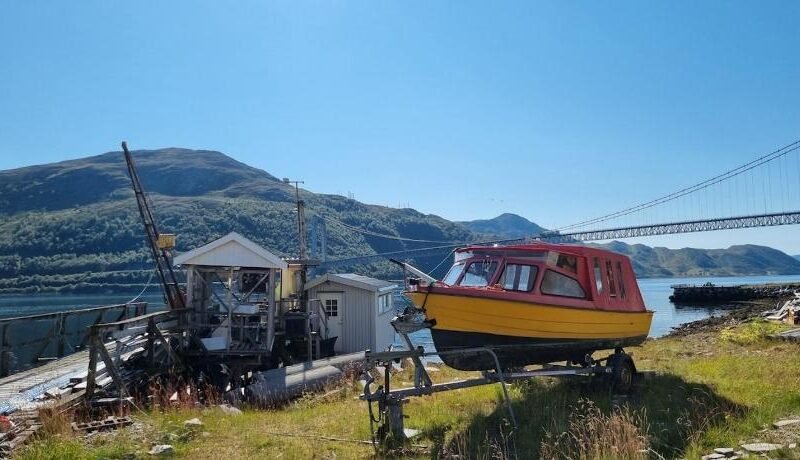 House with sea view, boathouse, garage and boat