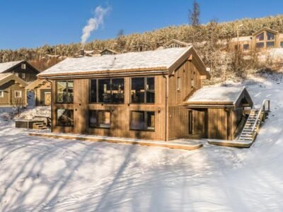 New luxury cabin in Geilo with hot tub, mountain views & ski access