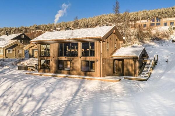 New luxury cabin in Geilo with hot tub, mountain views & ski access