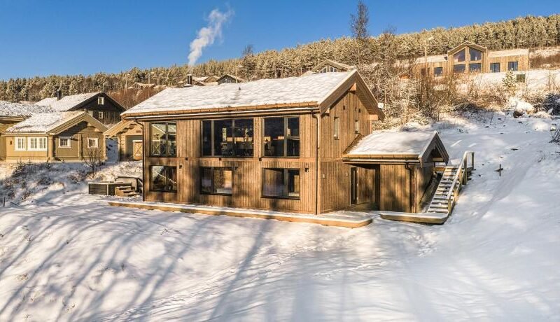 New luxury cabin in Geilo with hot tub, mountain views & ski access