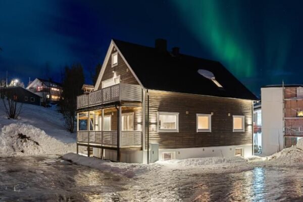 ARTIC HOMES – Northern Serenity Apt 2 – Free Parking