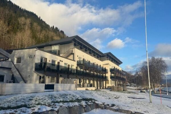 Oppheim Mountain Resort – Pool, Sauna & Lake!