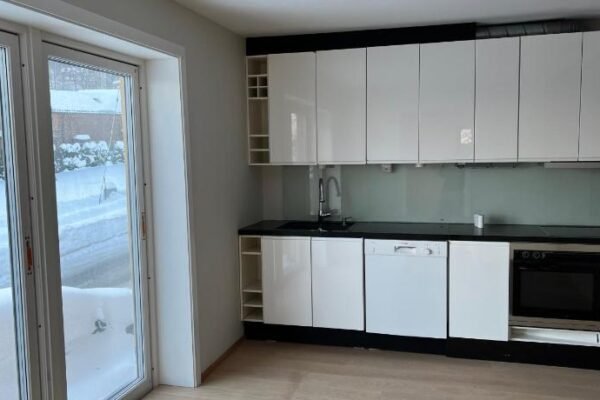 New renovated apartment, superb location and free parking