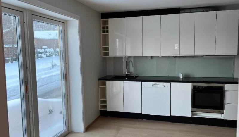 New renovated apartment, superb location and free parking