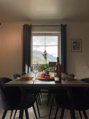 Stylish top apartment. Balcony & outdoor kitchen!