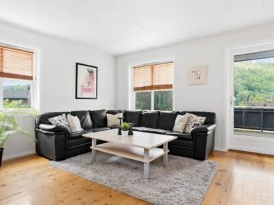 Great spacious home with 6 large rooms, parking