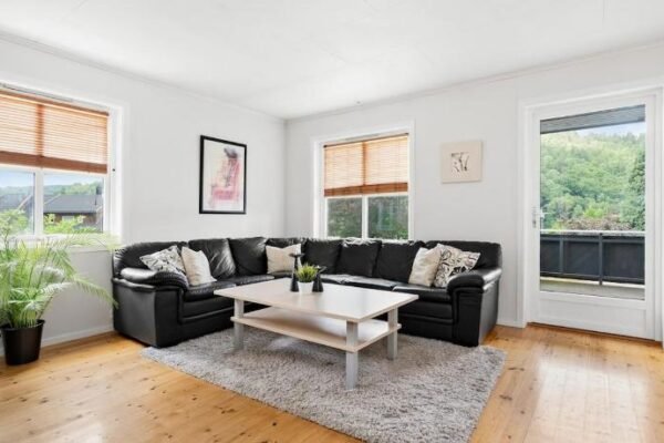 Great spacious home with 6 large rooms, parking