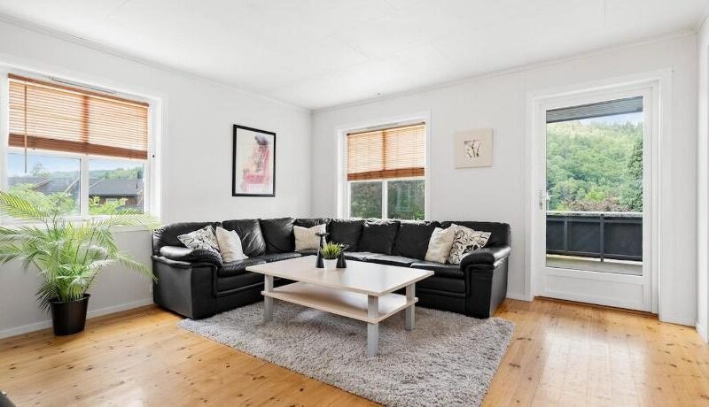 Great spacious home with 6 large rooms, parking