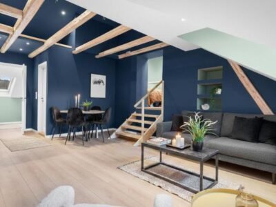 Central Top-Floor With Balcony 5 PAX