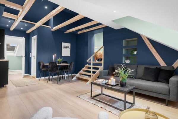 Central Top-Floor With Balcony 5 PAX