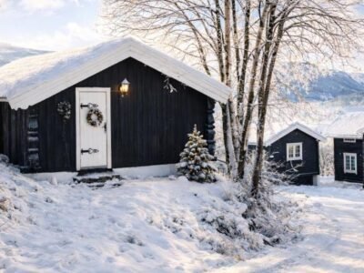Sjarmerende tømmerhytte pa gardstun
