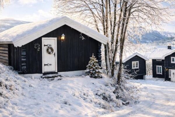Sjarmerende tømmerhytte pa gardstun