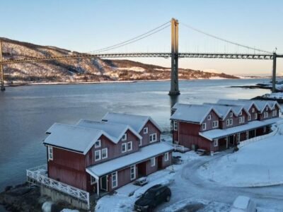 Sjøhus ved Tjeldsundet – House by the sea