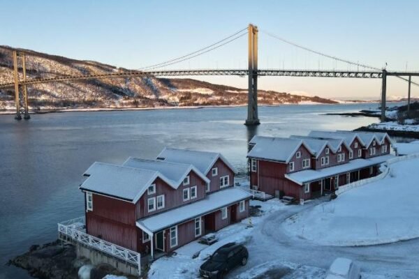 Sjøhus ved Tjeldsundet – House by the sea
