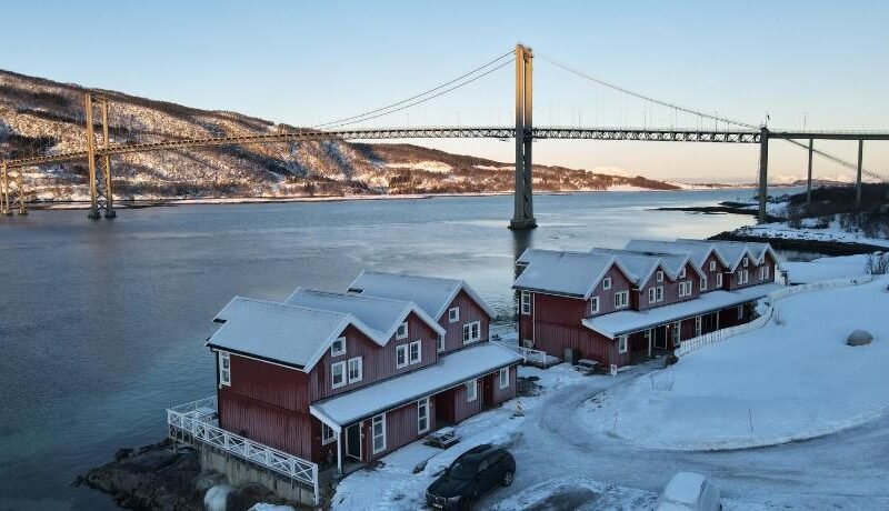 Sjøhus ved Tjeldsundet – House by the sea