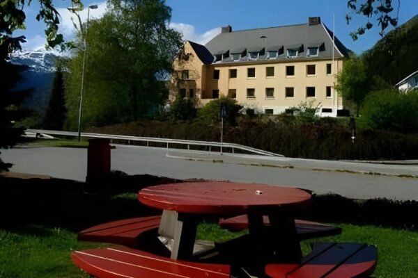 Trolltunga Hotel